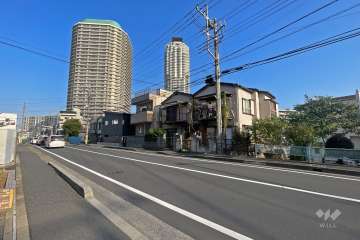 敷地北東側の前面道路（南東側から）