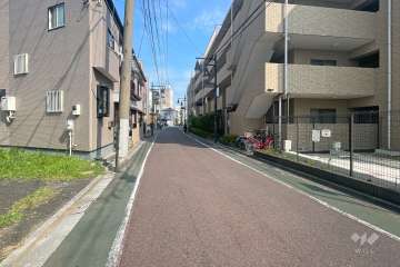 敷地北東側の前面道路