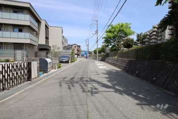 敷地西側の前面道路（南側から）