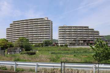 藤和箕面ホームズの遠景（南側から）左がA棟、右がB棟です。