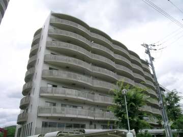 藤和箕面ホームズＢ棟（イーストアーク）の外観（南西側から）
