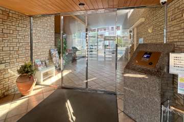 エントランスはオートロック付きです。