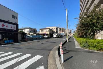 敷地の東側前面道路（北側から）