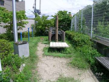 隣接する小さな公園