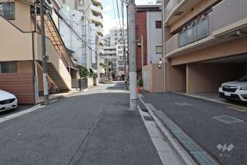敷地北側の前面道路（西側から）