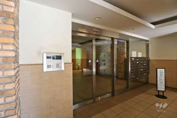 エントランスはオートロック付きです。