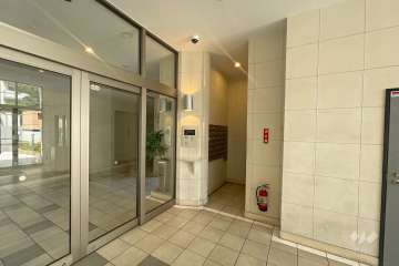 エントランスはオートロック付きです。