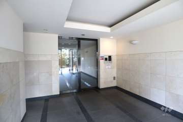 エントランスはオートロック付きです。