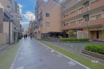 敷地の南東側前面道路（北東側から）