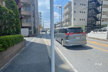 敷地西側の前面道路