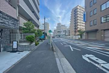 敷地西側の前面道路（北側から）