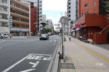 敷地南西側の前面道路（南東側から）