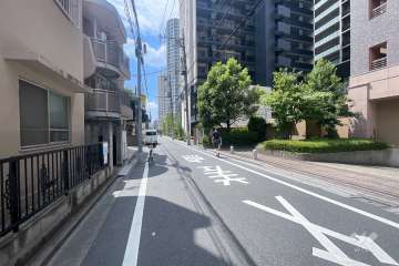 敷地東側の前面道路（北側から）