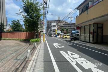 敷地東側の前面道路（南側から）