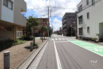 敷地の西側前面道路（北側から）