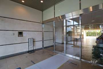 エントランスはオートロック付きです。