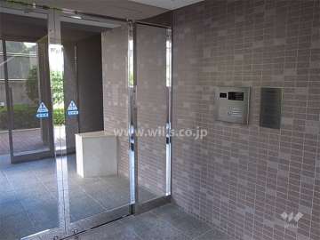 エントランスはオートロック付きです。