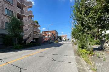 敷地の東側前面道路（南側から）