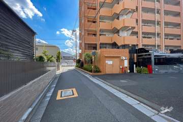 敷地東側の前面道路（北側から）