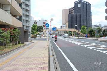 敷地南西側の前面道路（北西側から）