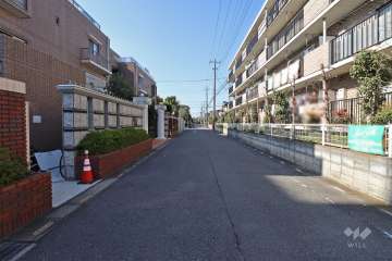 敷地北側の前面道路（東側から）