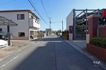 敷地北側の前面道路（西側から）