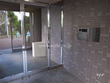 エントランスはオートロック付きです。