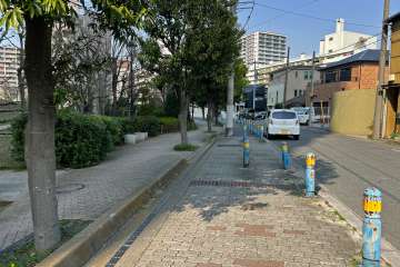 敷地南東側の前面道路（南西側から）