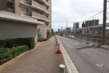 敷地南西側の前面道路（北西側から）