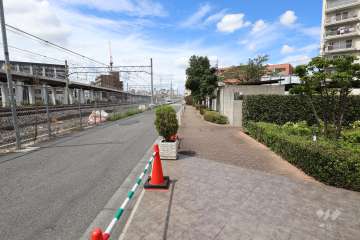 敷地南西側の前面道路（南東側から）