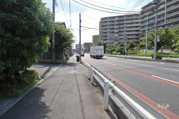 敷地北西側の前面道路（北東側から）