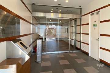 エントランスはオートロック付きです。