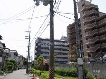 敷地の東側は一戸建てが立ち並ぶ住宅地です。