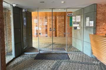 エントランスはオートロック付きです。