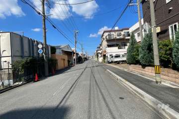 敷地北東側の前面道路（南東側から）