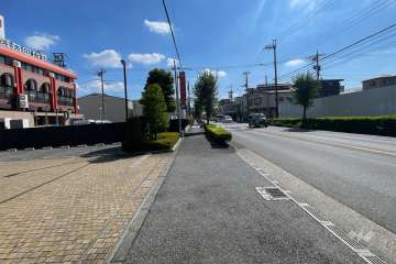 敷地南西側の前面道路（北西側から）