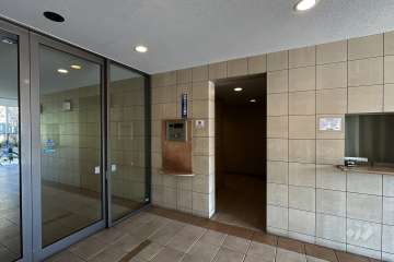 エントランスはオートロック付きです。