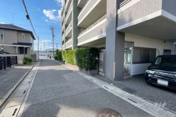 敷地南側の前面道路