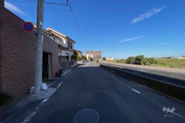 敷地の東側前面道路（南側から）