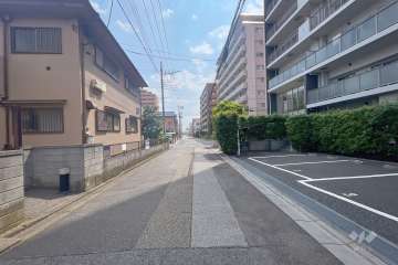 敷地東側の前面道路（北側から）