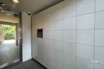 エントランスはオートロック付きです。