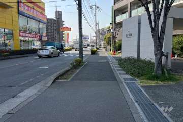 敷地の南西側前面道路（南東側から）
