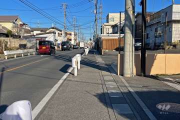 敷地北側の前面道路（西側から）