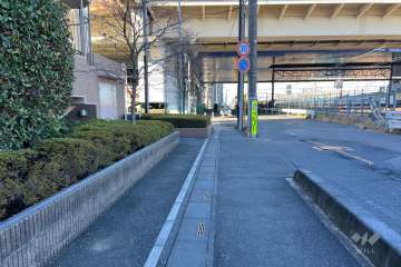 敷地北東側の前面道路