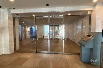 エントランスはオートロック付きです。