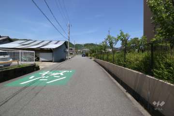 敷地西側の前面道路