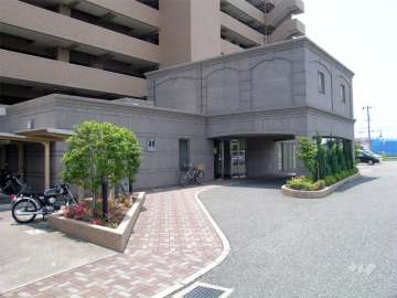 駐車場側にあるサブエントランス。車寄せが付いています。