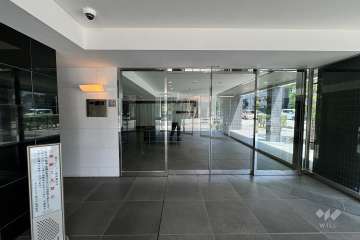 エントランスはオートロック付きです。