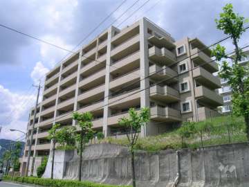 ファミール千里中央の外観（南西側から）