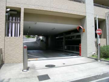 ロボットゲート付きの敷地内駐車場